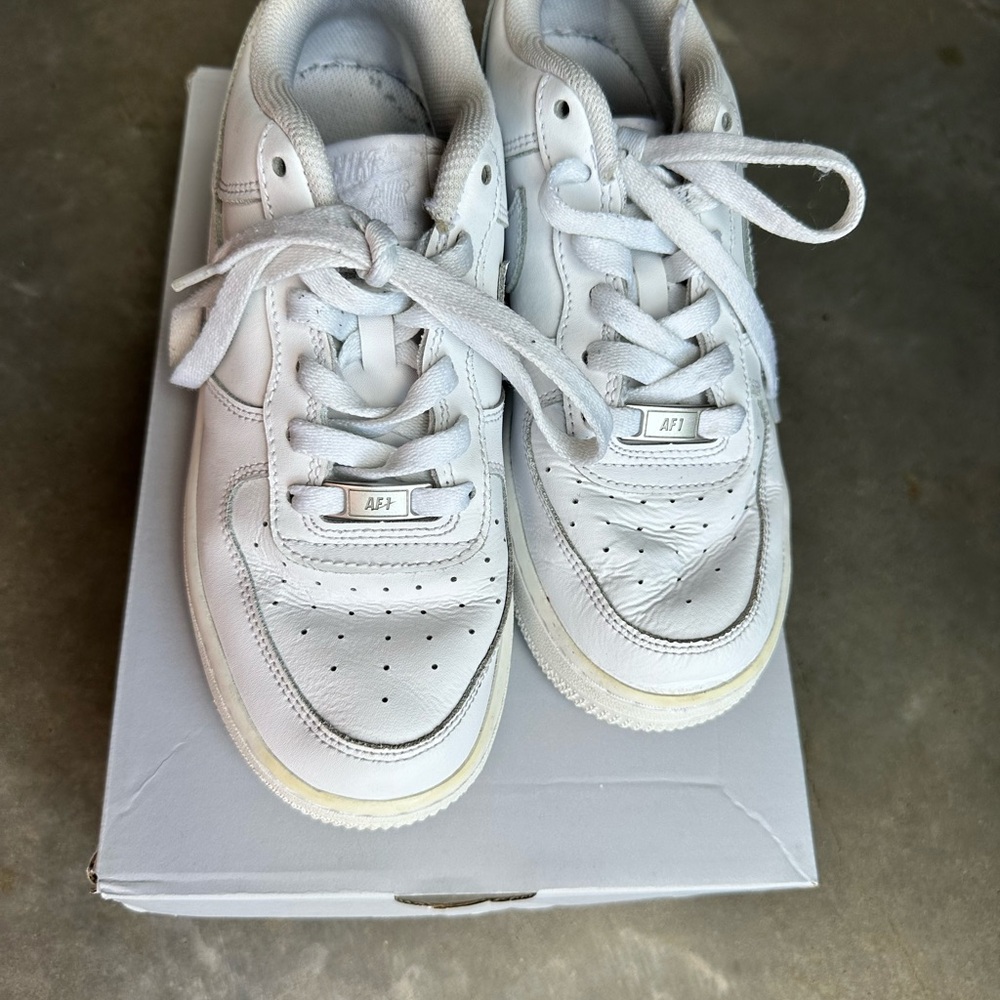 Nike Air Force 1 LE (GS) size 6Y pre owned